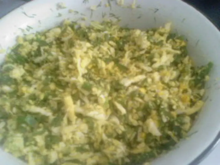Жареные пирожки с зелёным луком и яйцом: шаг 2