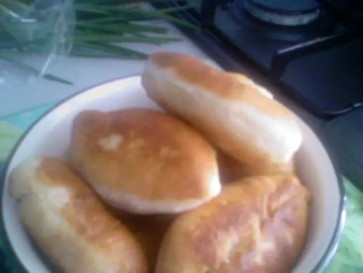 Жареные пирожки с зелёным луком и яйцом: шаг 7
