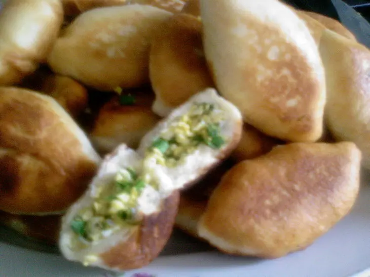Жареные пирожки с зелёным луком и яйцом: шаг 8