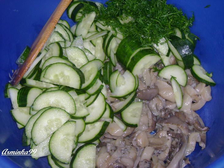 Простой ,но очень вкусный огуречно-грибной салат с творожной заправкой: шаг 2