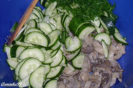 Простой ,но очень вкусный огуречно-грибной салат с творожной заправкой: шаг 2