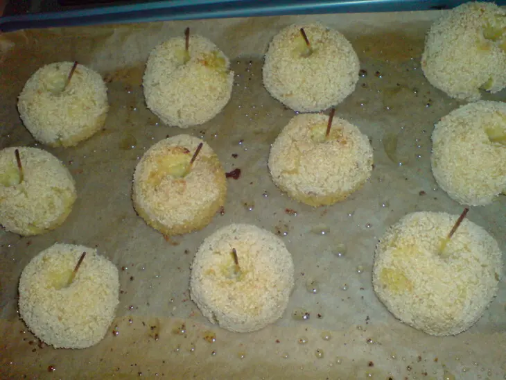 "корона" из маринованных рёбрышек с "яблоками печёными"...из картофеля.: шаг 5