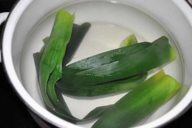 «красная роза – эмблема любви» или рыбные рулеты со сливочным соусом: шаг 8