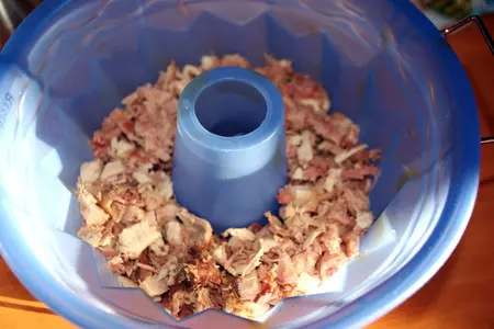 Заливное из курицы с зеленым горошком и майонезом: шаг 2