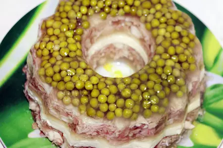 Заливное из курицы с зеленым горошком и майонезом: шаг 3