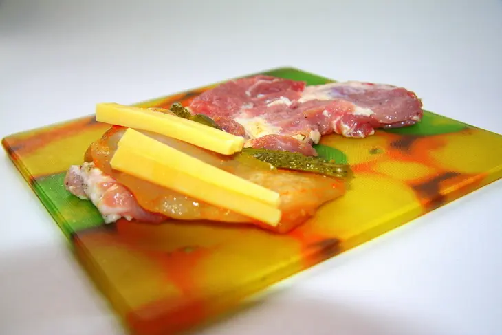 Рулеты "донцовские" из двух сортов мяса с карри.: шаг 3