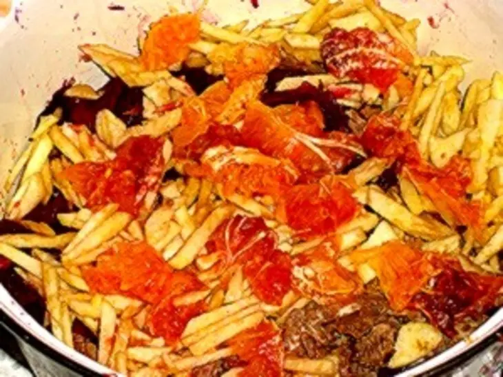 Мясной салат с апельсинами и свеклой: шаг 3