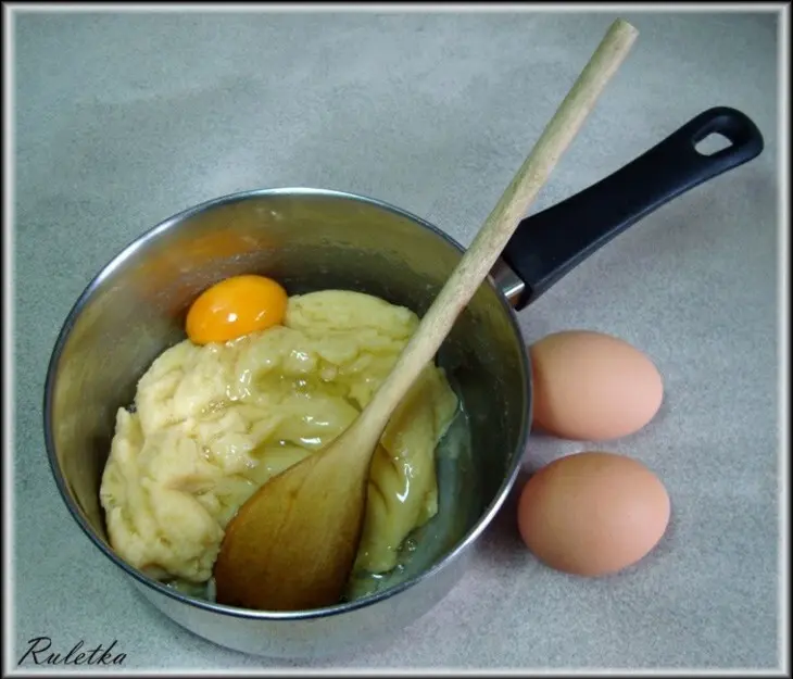 Эклеры с шоколадно - кофейным кремом и бананами.: шаг 3