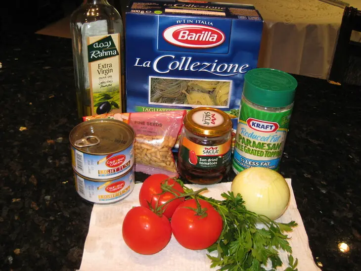 Паста с тунцом (tagliatelle with tuna and sun dried tomatoes): шаг 1