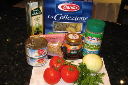 Паста с тунцом (tagliatelle with tuna and sun dried tomatoes): шаг 1
