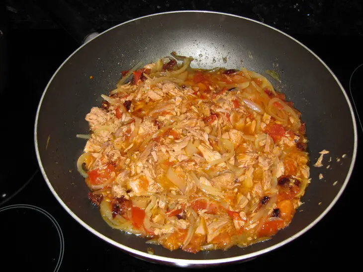 Паста с тунцом (tagliatelle with tuna and sun dried tomatoes): шаг 4