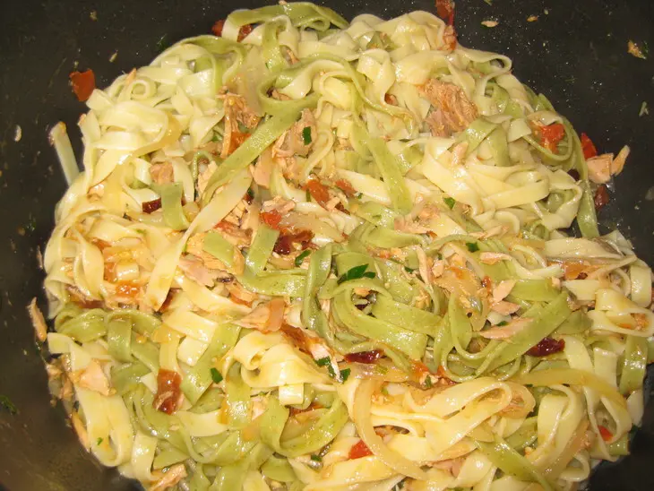 Паста с тунцом (tagliatelle with tuna and sun dried tomatoes): шаг 7