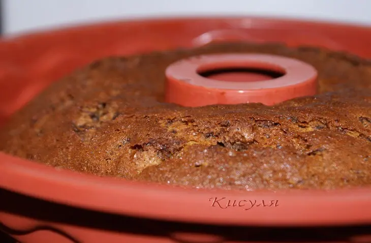 Кекс с бананом, шоколадом, изюмом и финиками: шаг 3
