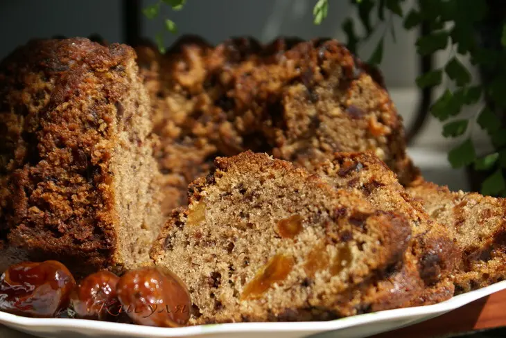 Кекс с бананом, шоколадом, изюмом и финиками: шаг 4