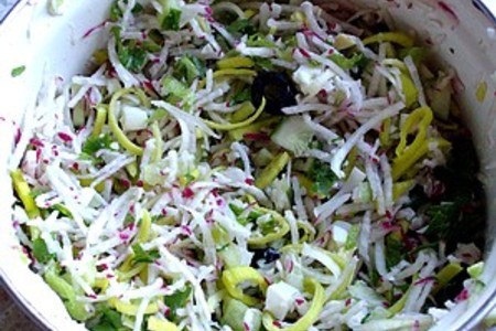 Легкий салат из редиса с маслинами: шаг 2