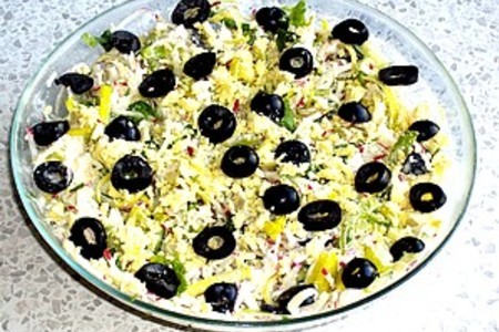 Легкий салат из редиса с маслинами: шаг 3