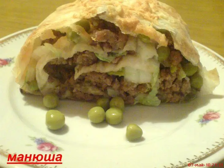 Мясной пирог-рулет с зелёным горошком: шаг 9