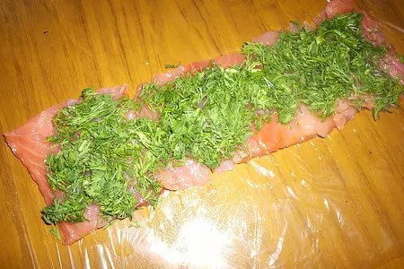 Рулет из семги с творожным сыром и редисом: шаг 4