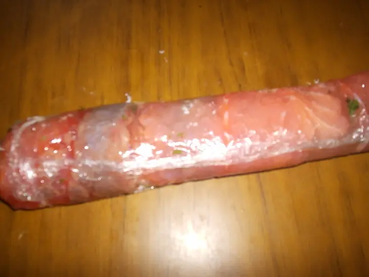 Рулет из семги с творожным сыром и редисом: шаг 5