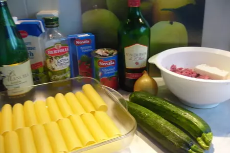 Каннеллони с фаршем, цукини и и фетой под  двумя соусами: шаг 1