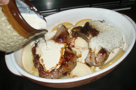 Карбонат в горчичном соусе с яблоками.: шаг 5