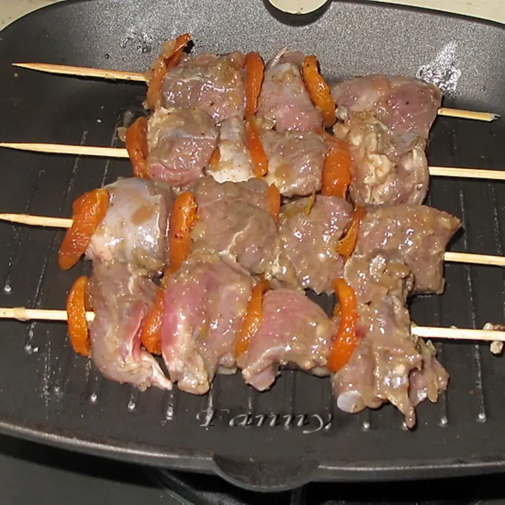 Баранина пряная с курагой на шпажках: шаг 6