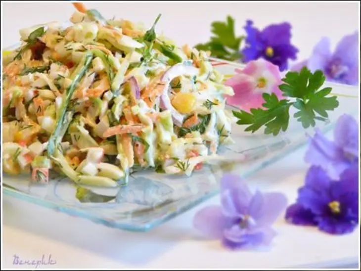 Салат из крабовых палочек с яйцом и свежими овощами: шаг 1