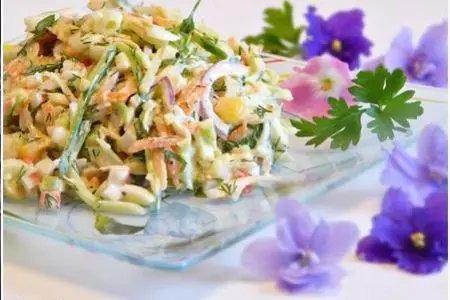 Салат из крабовых палочек с яйцом и свежими овощами: шаг 1