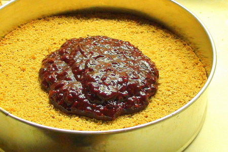 Торт «горячий шоколад» с гречневым бисквитом, ванильным кремом и джемом из ежевики.: шаг 5