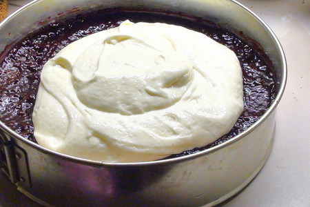 Торт «горячий шоколад» с гречневым бисквитом, ванильным кремом и джемом из ежевики.: шаг 6