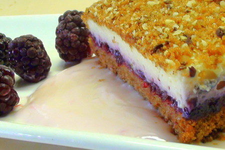 Торт «горячий шоколад» с гречневым бисквитом, ванильным кремом и джемом из ежевики.: шаг 10