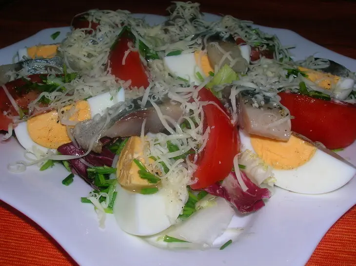 Салат  " экспромт " с сельдью, спелыми помидорами  и сыром: шаг 2