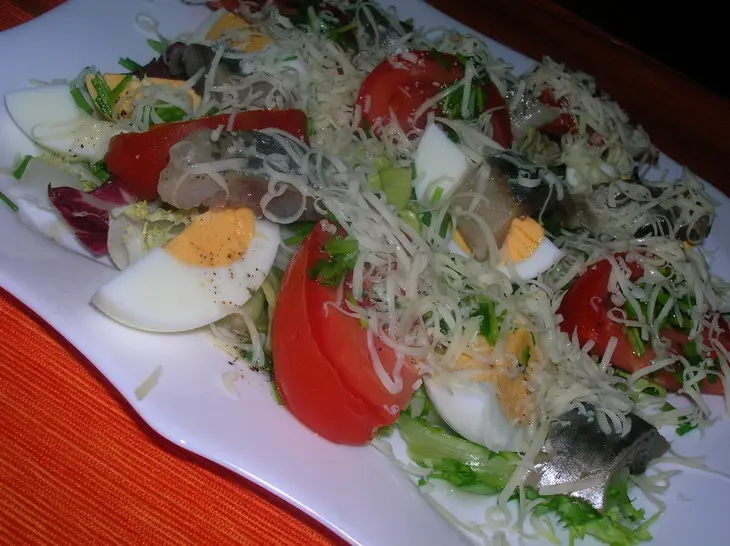 Салат  " экспромт " с сельдью, спелыми помидорами  и сыром: шаг 3