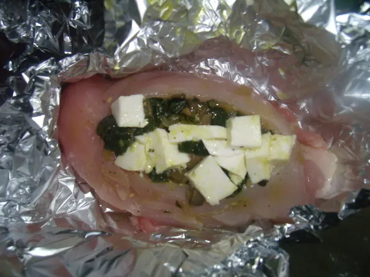 Куриная грудка, фаршированная шампиньонами и шпинатом на пару.: шаг 1