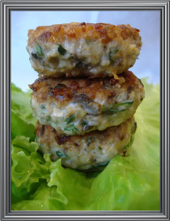 Лёгкие куриные котлетки и мини-запеканочки с руколой,пармезаном и шампиньонами: шаг 1