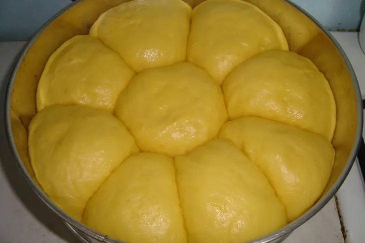 Torta danubio - пирог из булочек с ветчиной и сыром: шаг 5
