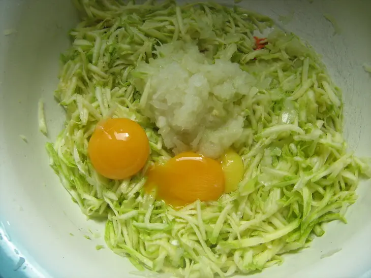 Нежный кабачковый рулет с шампиньонами.: шаг 1