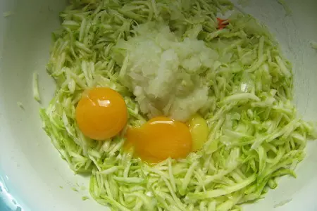 Нежный кабачковый рулет с шампиньонами.: шаг 1