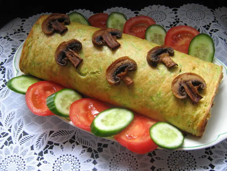 Нежный кабачковый рулет с шампиньонами.: шаг 7