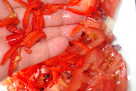 Салат томатно-помидорный: шаг 14