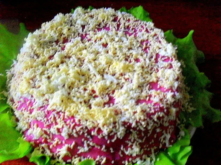 Закусочный селёдочный торт-желе(вариации на тему "селедки под шубой": шаг 7