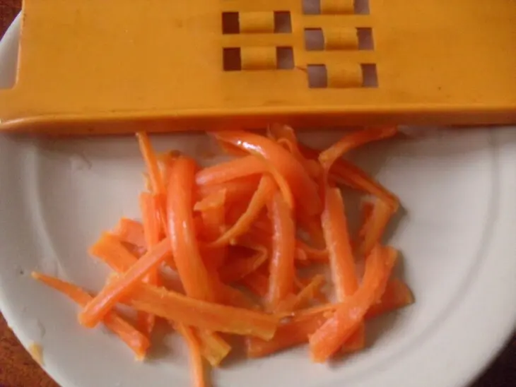 Закусочный селёдочный торт-желе(вариации на тему "селедки под шубой": шаг 9