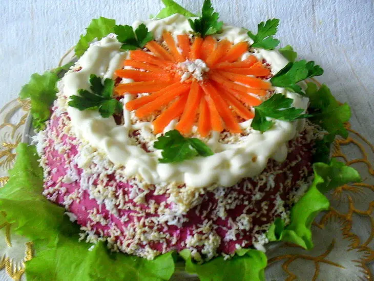 Закусочный селёдочный торт-желе(вариации на тему "селедки под шубой": шаг 12