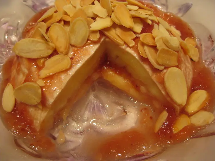 Brie с клубникой и миндалем: шаг 1