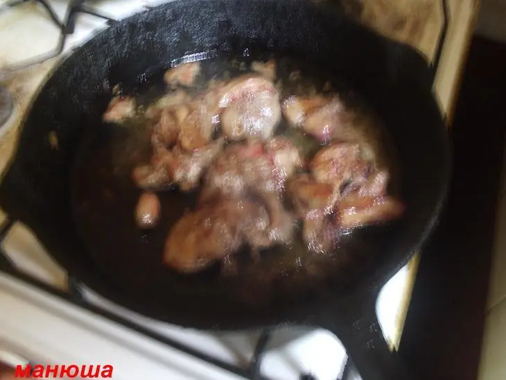 Салат с куриной печенью и яйцом-пашот: шаг 1