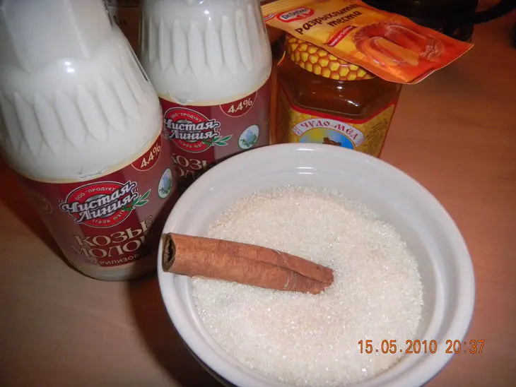 Влажный яблочный пирог с коричной пропиткой: шаг 1