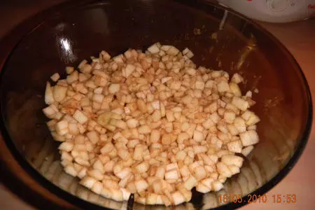 Влажный яблочный пирог с коричной пропиткой: шаг 6