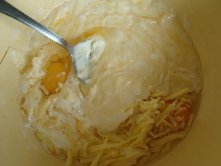 Картофельное лукошко и мясо в сырно-майонезной корочке: шаг 1