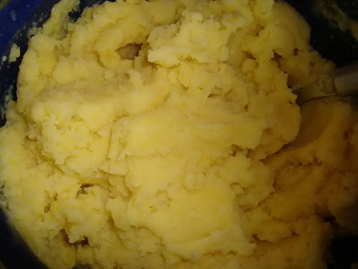 Картофельное лукошко и мясо в сырно-майонезной корочке: шаг 5