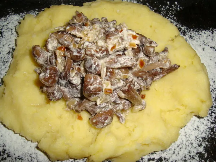 Картофельное лукошко и мясо в сырно-майонезной корочке: шаг 7